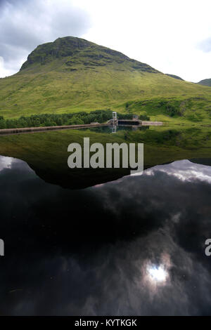 Hills reflète dans l'eau de réservoir d'Stronuich, Perthshire, en Écosse. Banque D'Images