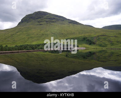 Hills reflète dans l'eau de réservoir d'Stronuich, Perthshire, en Écosse. Banque D'Images