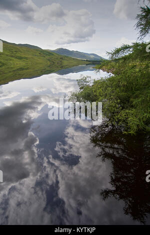 Hills reflète dans l'eau de réservoir d'Stronuich, Perthshire, en Écosse. Banque D'Images