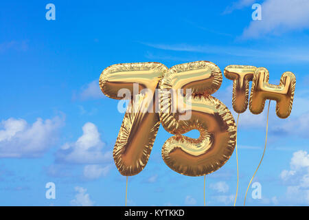 Nombre d'or aluminium 75 anniversaire ballon contre le bleu de ciel d'été. Parti d'or célébration. Le Rendu 3D Banque D'Images