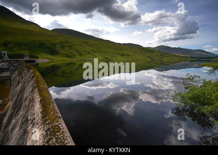 Hills reflète dans l'eau de réservoir d'Stronuich, Perthshire, en Écosse. Banque D'Images