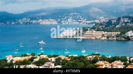 Belle vue panoramique vue de dessus de Santa Ponsa resort, la plage de sable blanc, des transats, des hôtels et des yachts, Majorque Banque D'Images