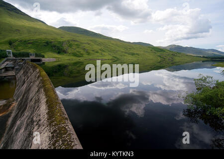 Hills reflète dans l'eau de réservoir d'Stronuich, Perthshire, en Écosse. Banque D'Images