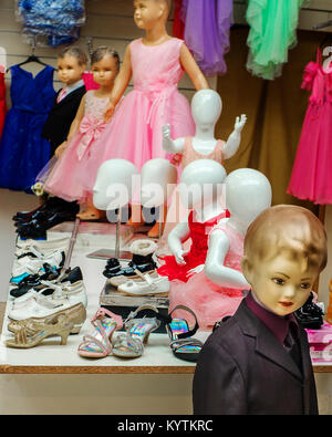 Mannequins enfant en magasin Odense Danemark Banque D'Images