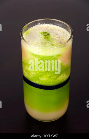 Les fruits et légumes en jus prêt à boire ou de décisions dans un smoothie Banque D'Images