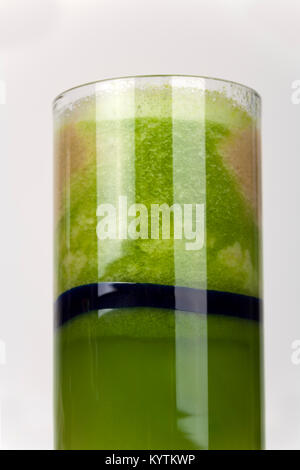 Les fruits et légumes en jus prêt à boire ou de décisions dans un smoothie Banque D'Images