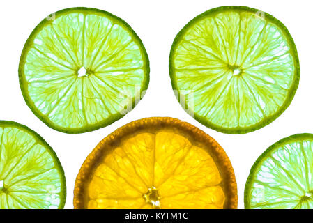 Translucides minces tranches de lime et orange isolé sur fond blanc et éclairée de derrière Banque D'Images