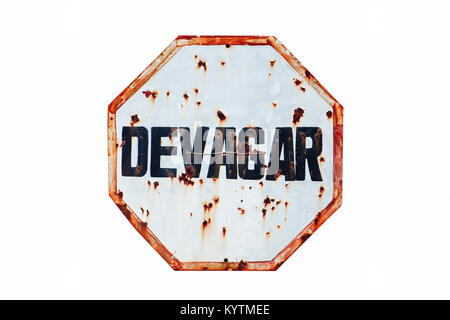 "Devagar" (en portugais, lent ou lentement) écrit dans un rusty et grungy blanc et rouge old road traffic sign traversé sous les éléments et isolées Banque D'Images