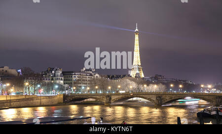 La Tour Eiffel avec spot light Banque D'Images