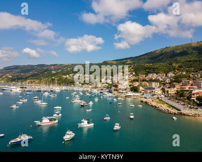 Vue aérienne de voiliers et bateaux amarrés. Bateaux amarrés dans le port de Vibo Marina, quai, Pier. Yachts et voiliers de luxe Banque D'Images