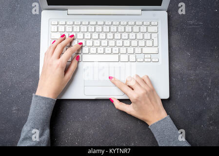 Femme à l'aide de l'informatique moderne Banque D'Images