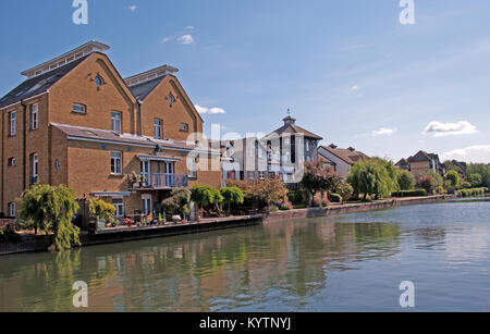 Ware, appartements par Lee, ( rivière Lea), Hertfordshire, Angleterre, Banque D'Images