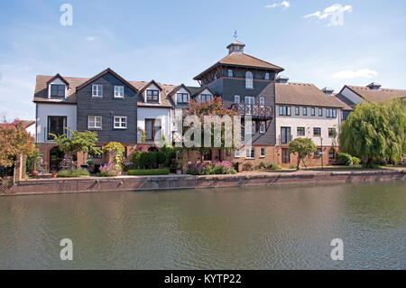 Ware, appartements par Lee, ( rivière Lea), Hertfordshire, Angleterre, Banque D'Images