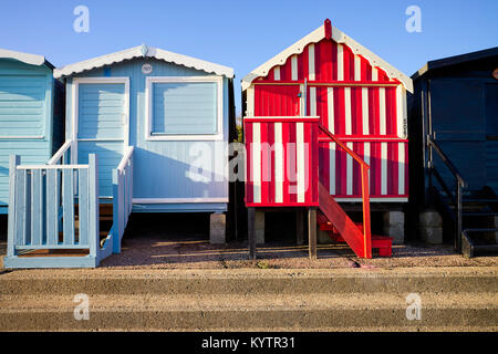 Cabines colorées à Frinton and on Sea, Essex Banque D'Images