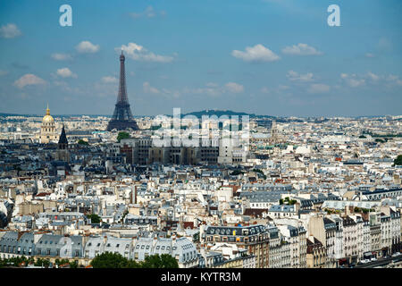 Vue sur Paris depuis la cathédrale Notre-Dame (Tour Eiffel à pied), Paris, France