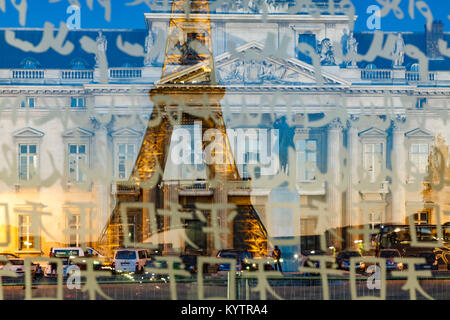 Tour Eiffel reflétée sur le mur pour la paix (Ecole Militaire en arrière-plan), Paris, France Banque D'Images