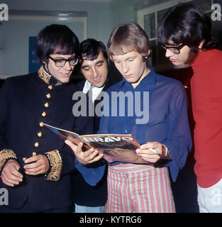 MANFRED MANN groupe rock britannique en 1966 avec les membres de la gauche : Manfred Mann, inconnu mais pas membre du groupe, Mike d'Abo en chemise violette et Tom McGuiness Banque D'Images