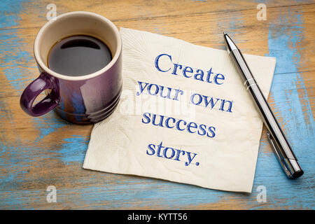 Créer votre propre histoire à succès - écriture de motivation sur une serviette avec une tasse de café expresso Banque D'Images