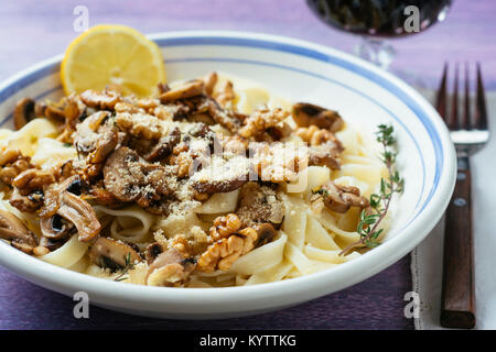 Tagliatelle aux champignons avec une sauce de noix Banque D'Images