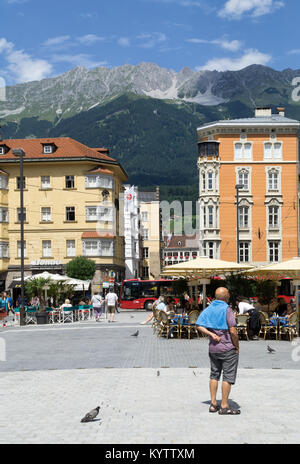 Journée d'été sur la vieille ville d'Innsbruck. Les maisons historiques et monumentales montagnes et ciel bleu en arrière-plan. Banque D'Images