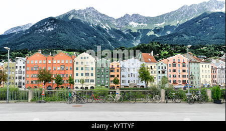 INNSBRUCK, Autriche : maisons colorées sur la rive de la rivière Inn Alpes ; en arrière-plan Banque D'Images