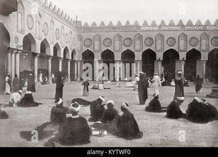 La cour ouverte de la mosquée Al-Azhar, l'Université du Caire, Egypte, vu ici en 1880. Des merveilles du monde, publié vers 1920. Banque D'Images