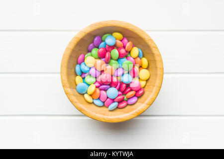 Bonbons de chocolat colorés dans un bol. Vue d'en haut. Banque D'Images