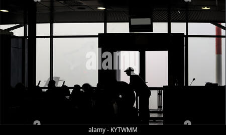 Aéroport à 0  % visibilité - silhouettes de la buée dans l'avion de passagers en attente Banque D'Images