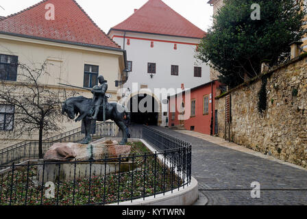 Zagreb, Croatie. La pierre porte (Kamenita Vrata) et l'Equestrian statue de bronze de Saint Georges et le Dragon sur 81, ulica (rue). La porte de pierre est l'accès à la ville haute (Gornji Grad). La statue est une œuvre de sculpteurs autrichien Arthur dévidoir et Andreas Kompatscher. Banque D'Images