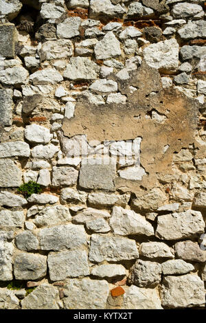 Texture background plein cadre d'un vieux mur en moellons mal réparé construction Banque D'Images