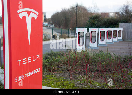 L'image montre un point A de Tesla pour véhicules électriques dans un parking à Maidstone dans le Kent Banque D'Images