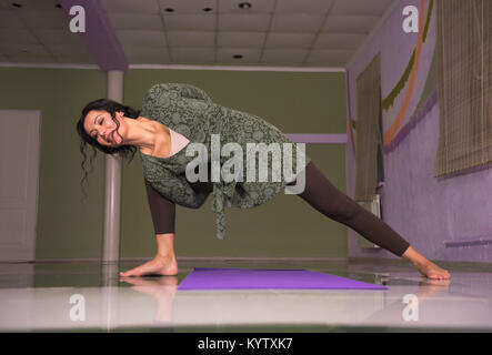 Maître de Yoga poses de yoga s'étend dans la classe de conditionnement physique Banque D'Images