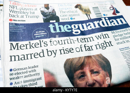 Guardian du journal 'Merkel's quatrième terme gagner gâché par montée de l'extrême droite' le 25 septembre 2017 London UK Banque D'Images