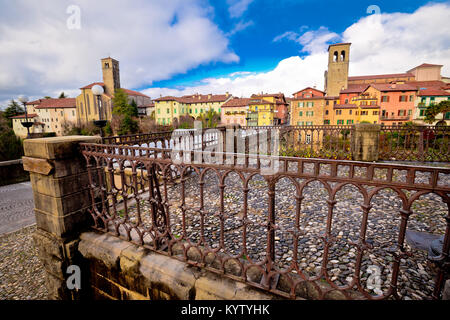 Toits de Cividale del Friuli et devil's Bridge au-dessus de la rivière Natisone, Frioul-Vénétie Julienne (Italie) Banque D'Images