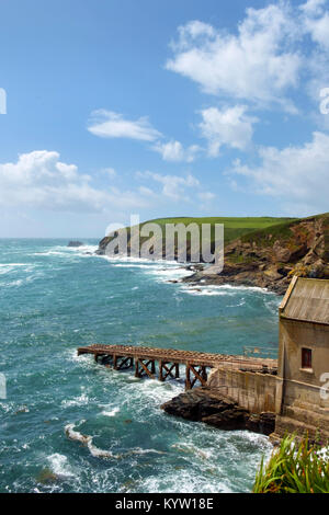 Au début de l'été après-midi ensoleillée après une tempête sur l'ancien poste de recherche et sauvetage au cap Lizard dans la péninsule du Lézard, Cornwall, UK Banque D'Images