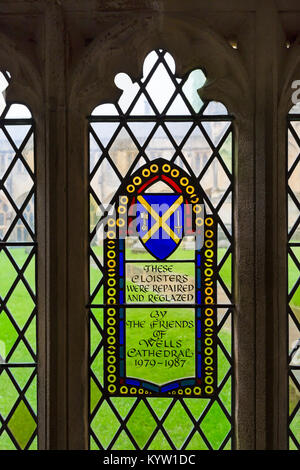 Détail de vitrail dans le cloître de la cathédrale de Wells Wells, Somerset, Royaume-Uni en janvier - avec vue à travers la vitre de la cathédrale au-delà Banque D'Images