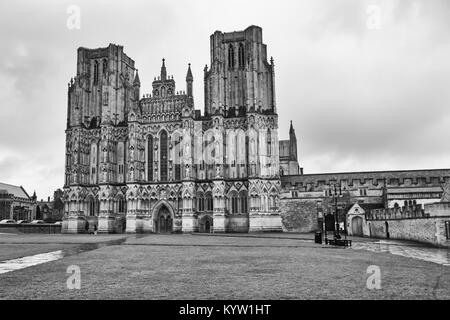 L'Ouest avant de Wells Cathedral avec de magnifiques sculptures, Wells Cathedral et Wells, Somerset, Royaume-Uni en janvier - en monochrome noir et blanc Banque D'Images