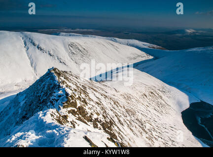 Tranchant sur une crête de montagne dans le Blencathra Parc National de Lake District, UK Banque D'Images