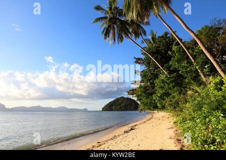 Paradise Beach - paysage Las Cabanas beach à El Nido, l'île de Palawan, Philippines. Banque D'Images