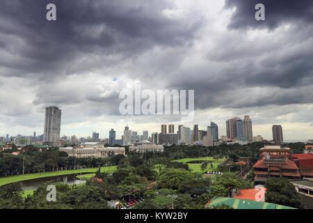 La ville de Manille aux Philippines. Ermita et Paco districts vu de Intramuros. Banque D'Images