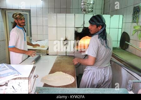 Dubaï, Émirats arabes unis - le 10 décembre 2017 : boulangerie arabe traditionnel à Bur Dubai, Emirats Arabes Unis. Dubaï est la ville la plus peuplée aux Émirats et une importante organisation mondiale Banque D'Images