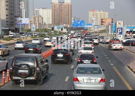 SHARJAH, ÉMIRATS ARABES UNIS - le 10 décembre 2017 : Les gens de route le long de la rue Al Wahda à Sharjah, Emirats arabes unis. Al Wahda Street est la route principale reliant Dubaï à Sharjah. Banque D'Images