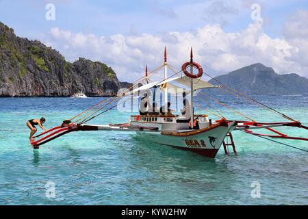 PALAWAN, PHILIPPINES - 1 décembre 2017 : les gens profiter d' île en île de Palawan, aux Philippines. 6 millions de touristes étrangers ont visité les Philippines en 2 Banque D'Images