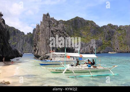 PALAWAN, PHILIPPINES - 1 décembre 2017 : les gens profiter d' île en île de Palawan, aux Philippines. 6 millions de touristes étrangers ont visité les Philippines en 2 Banque D'Images