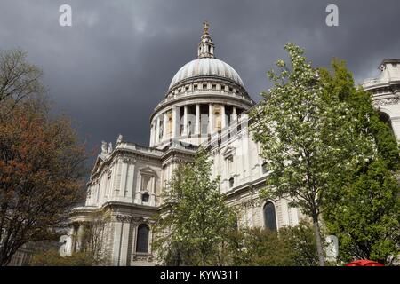 Les nuages de tempête sur Londres, Royaume-Uni. Saint Paul's Cathedral. Banque D'Images