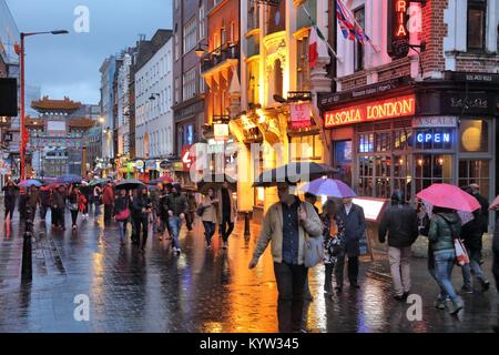 Londres, Royaume-Uni - 22 avril 2016 : les gens à pied dans le quartier chinois, des pluies de Londres. UK a une minorité chinoise d'environ 433 mille personnes. Banque D'Images