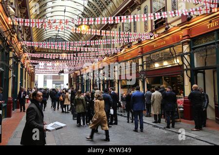 Londres, Royaume-Uni - 22 avril 2016 : Les gens célèbrent Saint George's Day dans Leadenhall Market, Londres. Saint Georges est le saint patron de l'Angleterre. Banque D'Images