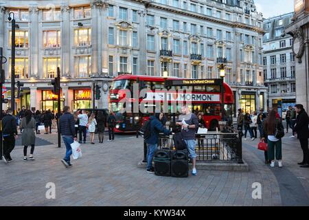 Londres, Royaume-Uni - 23 avril 2016 : Les gens magasinent à Oxford Circus à Londres. Oxford Street est à environ un demi-million de visiteurs par jour et 320 magasins. Banque D'Images