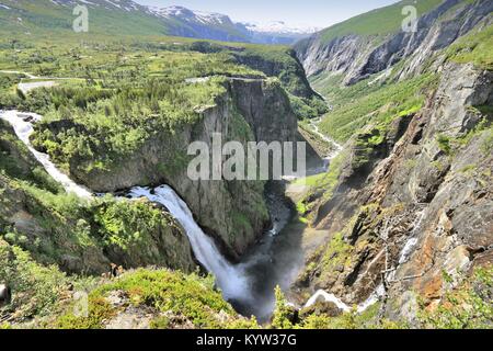 Nature de la Norvège - cascade dans la vallée de Voringfossen Mabodalen. Le comté de Hordaland. Banque D'Images