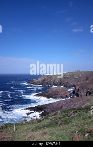 Vue panoramique le long de la côte de Cornouailles vers le phare de Pendeen, Saint Juste, Cornwall, England, UK. Banque D'Images